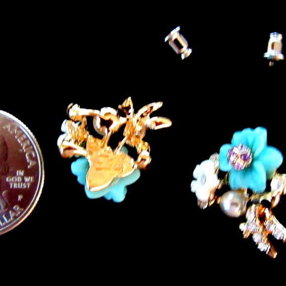 Aqua & white flower cluster pierced earrings with bird and rhinestones - NOS - Picture 5 of 5